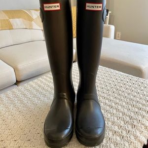 Hunter Boots, original tall, size 6, matte brown.